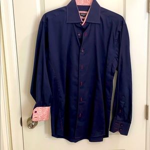 Men’s dress shirt, size L.